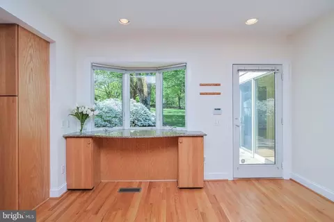 Kitchen - 644 Walker Rd, Great Falls, VA 22066 photo 8 of 9