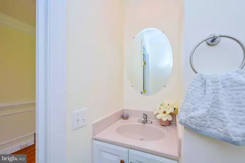 Bath - 644 Walker Rd, Great Falls, VA 22066 photo 6 of 9