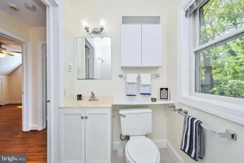 Bath - 644 Walker Rd, Great Falls, VA 22066 photo 8 of 9
