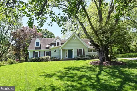 Exterior - 644 Walker Rd, Great Falls, VA 22066 photo 5 of 18