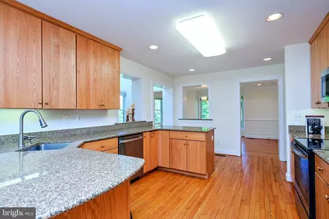Kitchen - 644 Walker Rd, Great Falls, VA 22066 photo 7 of 9