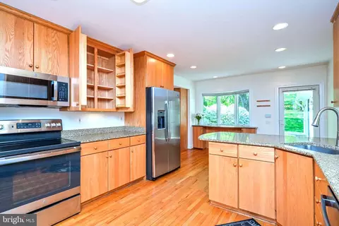 Kitchen - 644 Walker Rd, Great Falls, VA 22066 photo 3 of 9