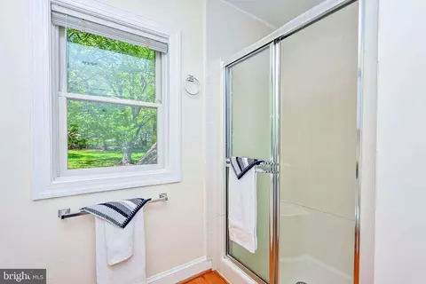 Bath - 644 Walker Rd, Great Falls, VA 22066 photo 7 of 9