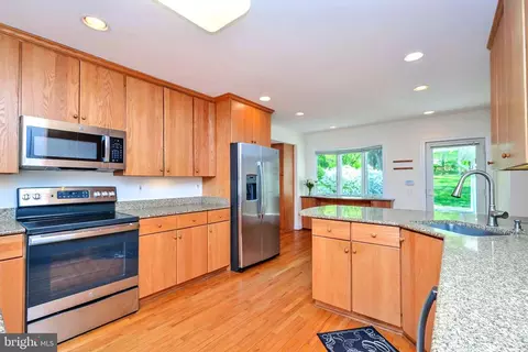 Kitchen - 644 Walker Rd, Great Falls, VA 22066 photo 4 of 9