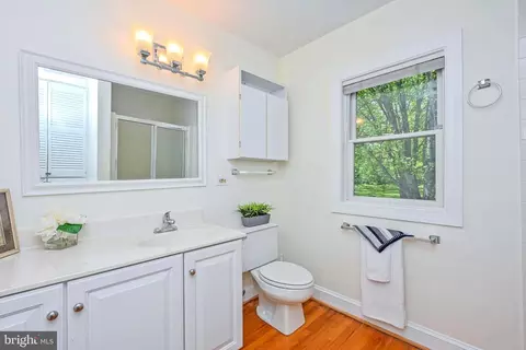 Bath - 644 Walker Rd, Great Falls, VA 22066 photo 5 of 9