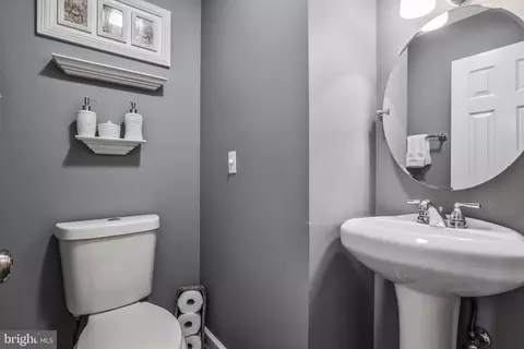 Bath - 8912 Cromwell Dr, Springfield, VA 22151 photo 1 of 3