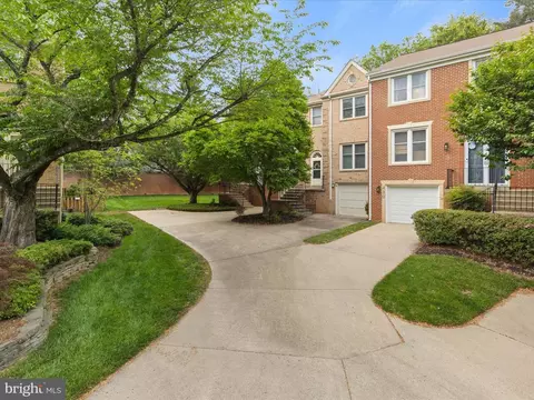 426 Council Dr NE, Vienna, VA 22180