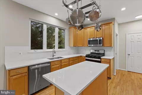 Kitchen - 2441 Dakota Lakes Dr, Herndon, VA 20171 photo 3 of 4