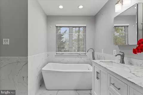 Bath - 2441 Dakota Lakes Dr, Herndon, VA 20171 photo 3 of 6
