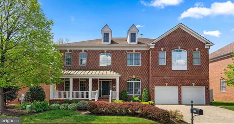 8262 Trailwood Ct, Vienna, VA 22182