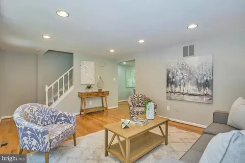 Living - 8694 Bent Arrow Ct, Springfield, VA 22153 photo 4 of 7