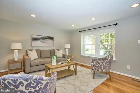 Living - 8694 Bent Arrow Ct, Springfield, VA 22153 photo 1 of 7