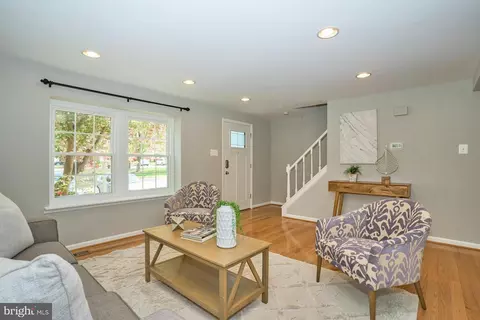 Living - 8694 Bent Arrow Ct, Springfield, VA 22153 photo 3 of 7