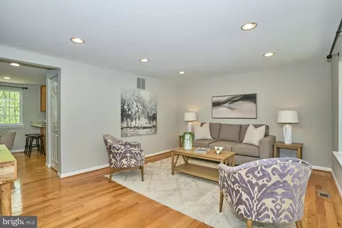 Living - 8694 Bent Arrow Ct, Springfield, VA 22153 photo 2 of 7