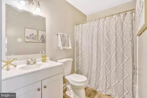 Bath - 6029 Forrest Hollow Ln, Springfield, VA 22152 photo 4 of 4