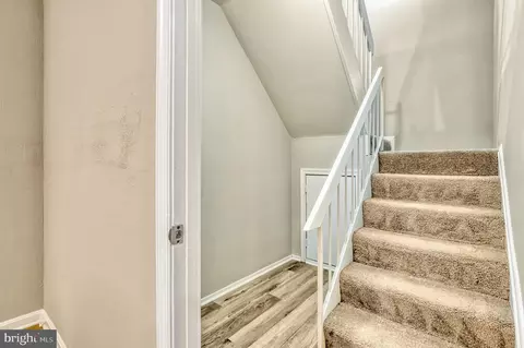 Entry Way - 6029 Forrest Hollow Ln, Springfield, VA 22152 photo 3 of 3