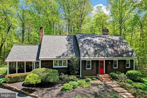 5231 Summit Dr, Fairfax, VA 22030