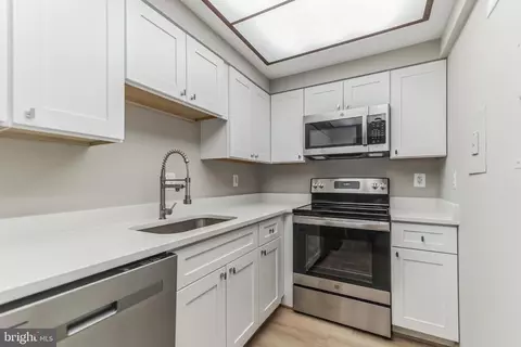 Kitchen - 7680 Tremayne Pl #211, Mclean, VA 22102 photo 3 of 4