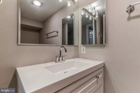 Bath - 7680 Tremayne Pl #211, Mclean, VA 22102 photo 3 of 5
