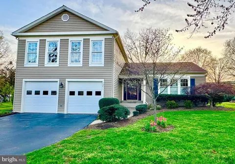 13611 White Barn Ln, Herndon, VA 20171