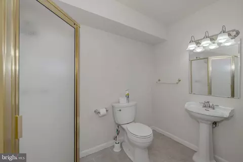 Bath - 7018 Petunia St, Springfield, VA 22152 photo 7 of 7