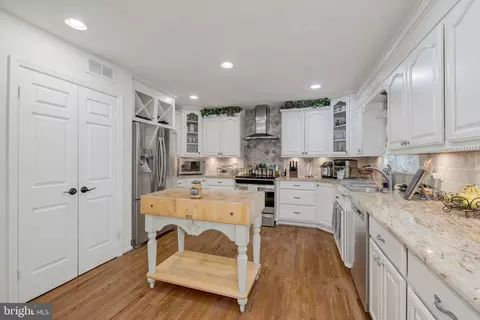 Kitchen - 7018 Petunia St, Springfield, VA 22152 photo 3 of 4