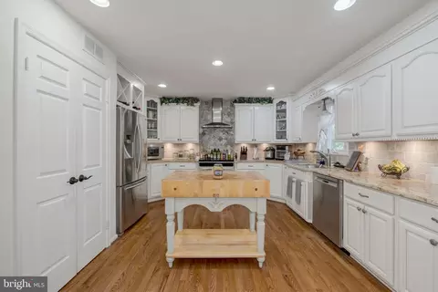 Kitchen - 7018 Petunia St, Springfield, VA 22152 photo 2 of 4