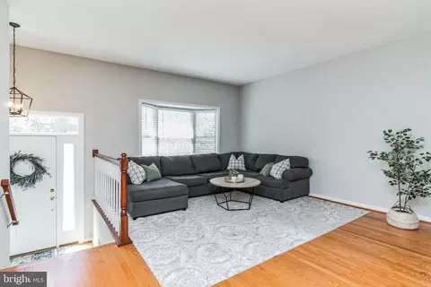 7213 Squirrel Run Ct, Springfield, VA 22152 photo 2