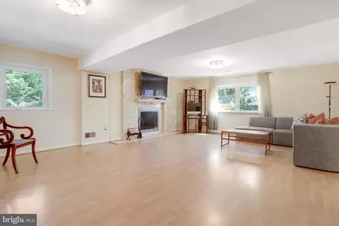 Living - 7112 Wesley Rd, Springfield, VA 22150 photo 8 of 10