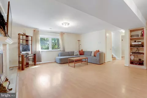 Living - 7112 Wesley Rd, Springfield, VA 22150 photo 7 of 10