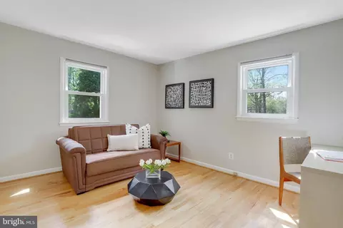 Living - 7112 Wesley Rd, Springfield, VA 22150 photo 6 of 10