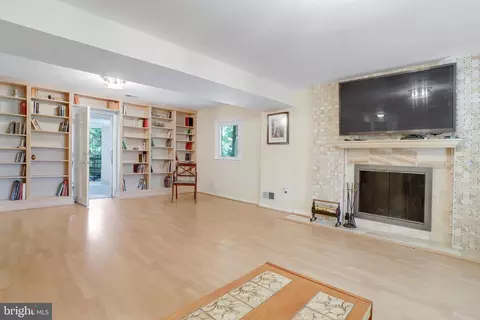 Living - 7112 Wesley Rd, Springfield, VA 22150 photo 9 of 10