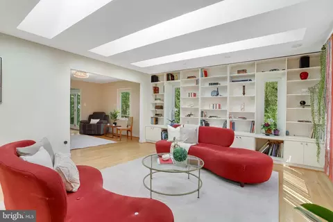 Living - 7112 Wesley Rd, Springfield, VA 22150 photo 4 of 10