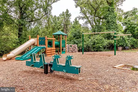 View/Area - 7720 Tremayne Pl #310, Mclean, VA 22102 photo 3 of 4