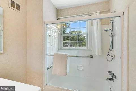 Bath - 8008 Falstaff Rd, Mclean, VA 22102 photo 2 of 8