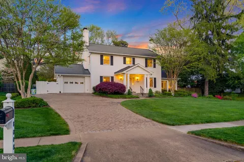 Exterior - 8008 Falstaff Rd, Mclean, VA 22102 photo 2 of 33