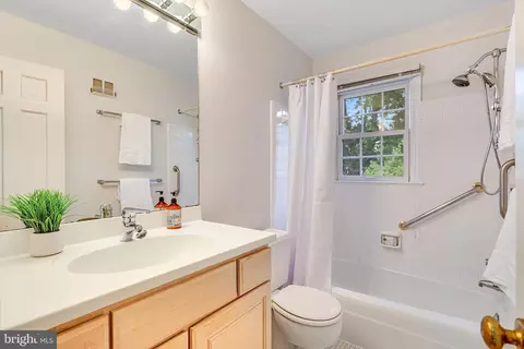 Bath - 8008 Falstaff Rd, Mclean, VA 22102 photo 4 of 8