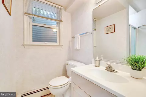 Bath - 8008 Falstaff Rd, Mclean, VA 22102 photo 5 of 8