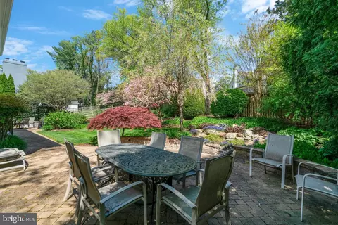 Exterior - 8008 Falstaff Rd, Mclean, VA 22102 photo 6 of 33