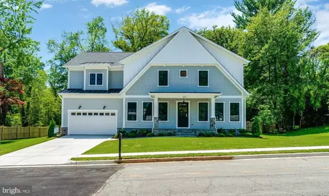 207 Courthouse Cir SW, Vienna, VA 22180