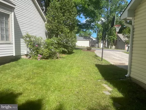 Exterior - 9521 Retriever Rd, Burke, VA 22015 photo 7 of 8