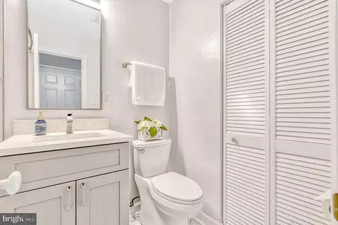 Bath - 2150 Cartwright Pl, Reston, VA 20191 photo 3 of 4