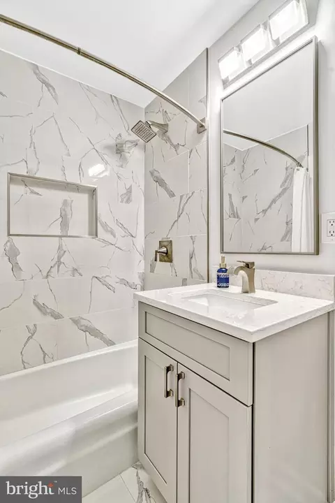 Bath - 2150 Cartwright Pl, Reston, VA 20191 photo 4 of 4