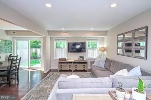 5310 Danbury Forest Dr, Springfield, VA 22151 photo 2