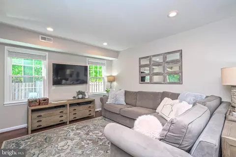 5310 Danbury Forest Dr, Springfield, VA 22151 photo 3