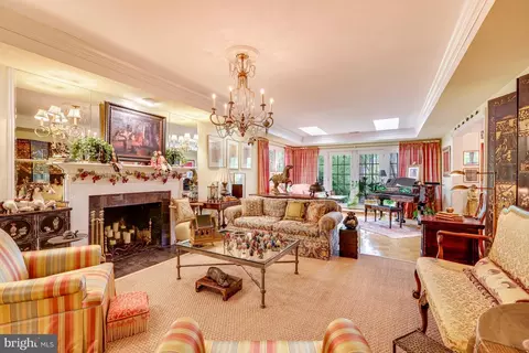 Living - 7028 Arbor Ln, Mclean, VA 22101 photo 3 of 9