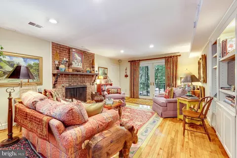Living - 7028 Arbor Ln, Mclean, VA 22101 photo 7 of 9