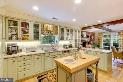 Kitchen - 7028 Arbor Ln, Mclean, VA 22101 photo 5 of 6