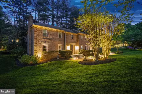 Exterior - 1034 Northwoods Trl, Mclean, VA 22102 photo 5 of 19