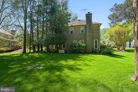 Exterior - 1034 Northwoods Trl, Mclean, VA 22102 photo 2 of 19